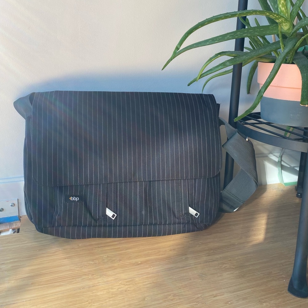 Fantastic, EXPANDABLE laptop bag w/ removable sleeve & zippered slot for travel